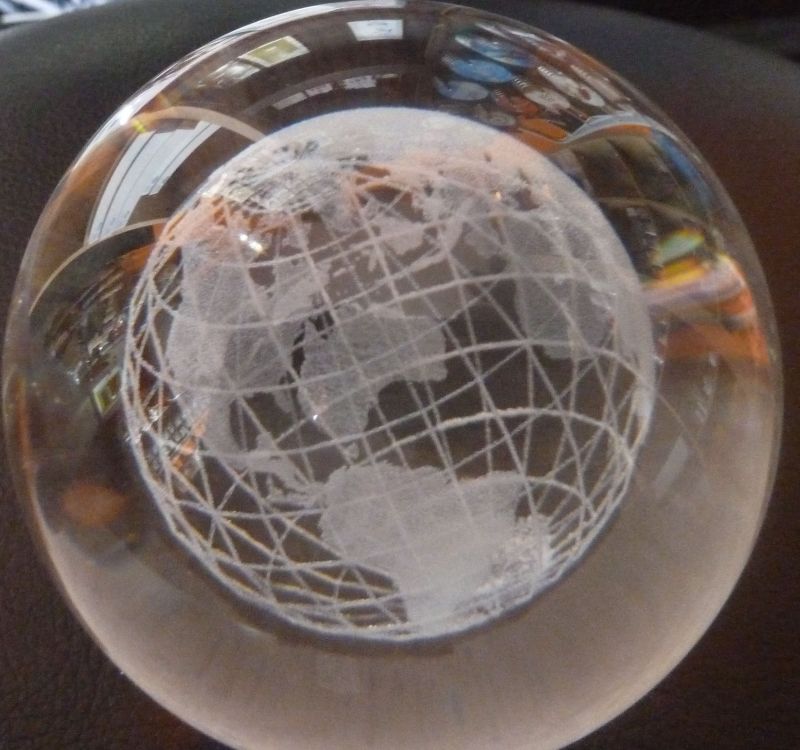 8cm Glaskugel mit innerem gelasertem Globus - 3D-Effekt